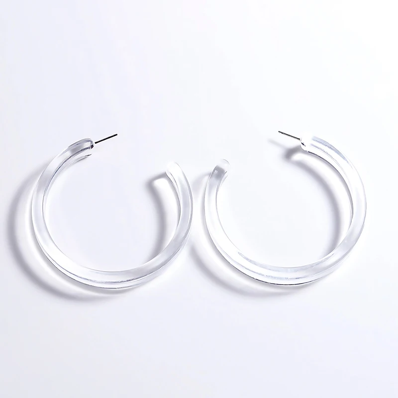 Сережки кольца белые. Прозрачные серьги. Прозрачные серьги кольца. Серьги пластиковые кольца. Серьги кольца пластмассовые