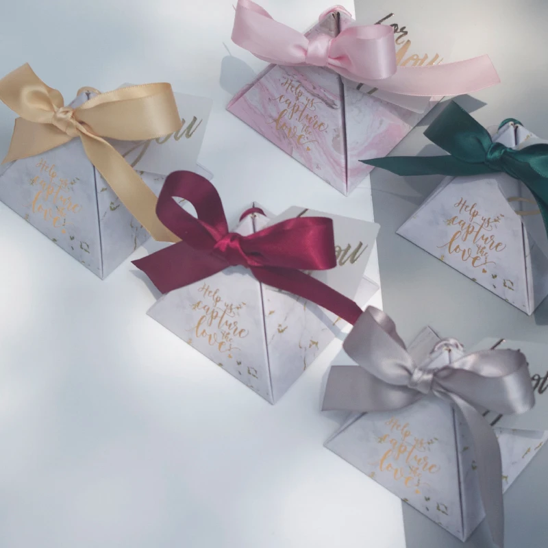 Triangular Pyramid Wedding Favors and Gift Box Paper Candy Boxes with Ribbons and card For Baby Shower Guests Wedding Decoration