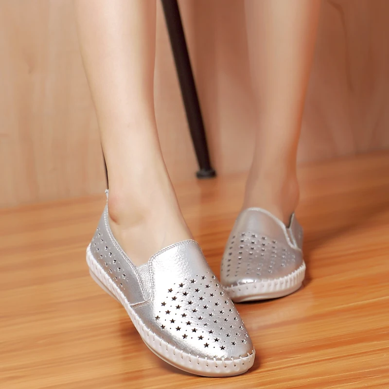 

2018 New Summer Stars Women Breathable Leather Shoes Youths Girls Casual Flat Shoe Students Fashion Loafers Mother Health Shoes