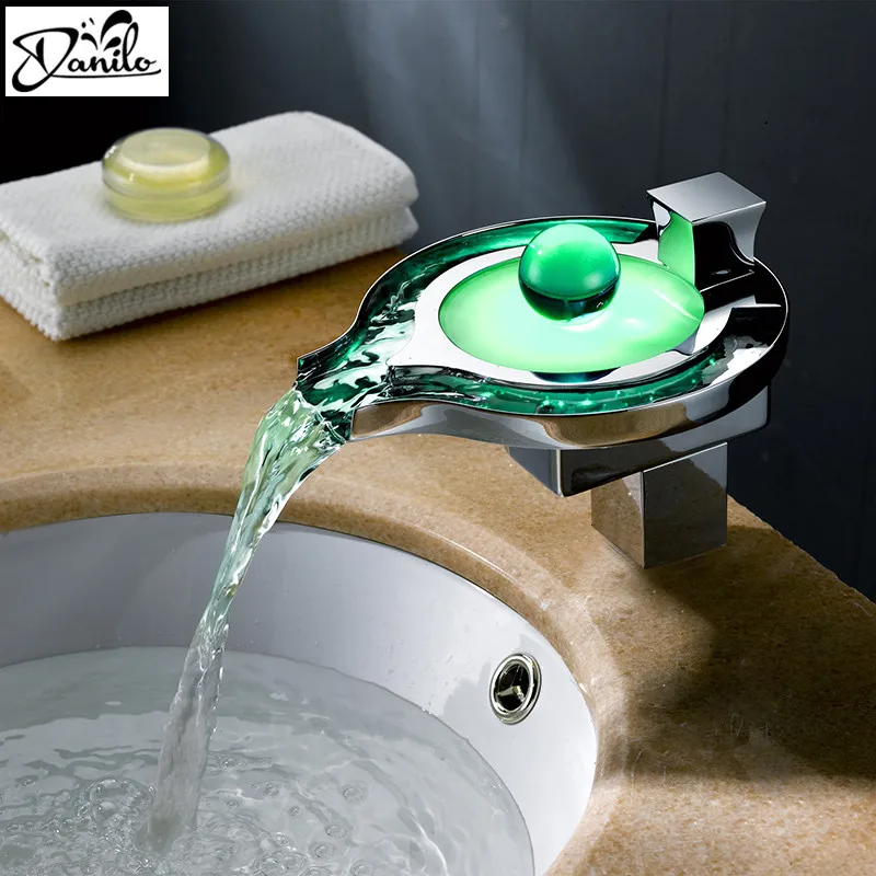 раковина с краном холодной и горячей водой. протечка воды в квартире. умывальник вода. умывальник вода. починить раковину.