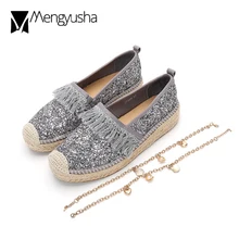 Со стразами; обувь с бахромой на плоской подошве; женская обувь цвета: золотистый, серебристый блеск eapadrilles Лоферы для женщин из бахромы соломы на резиновой подошве и металлической подвеской; ботинки в рыбацком стиле; c466