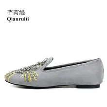 Qianruiti/мужская повседневная замшевая одежда; Лоферы без застежки; модная повседневная обувь на плоской подошве с вышивкой и стразами для мужчин; EU39-EU46; Цвет черный, серый