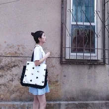 Белый хлопок канвас Экологичная для шоппинга с ручкой через плечо сумка черная плиссированная накладка с рисунком "Клубника" BF52