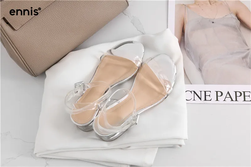 ENNIS/ прозрачные босоножки; Модные женские босоножки на прозрачном каблуке; женская летняя обувь; босоножки из плексигласа с ремешком на щиколотке; S941