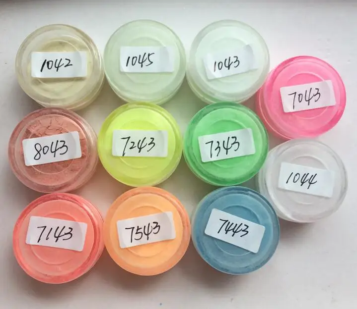 다크 파우더의 빛나는 광채 선택할 수 있는 다양한 색상. 레드, 핑크, 그린, 퍼플, 오렌지, 블루 ..