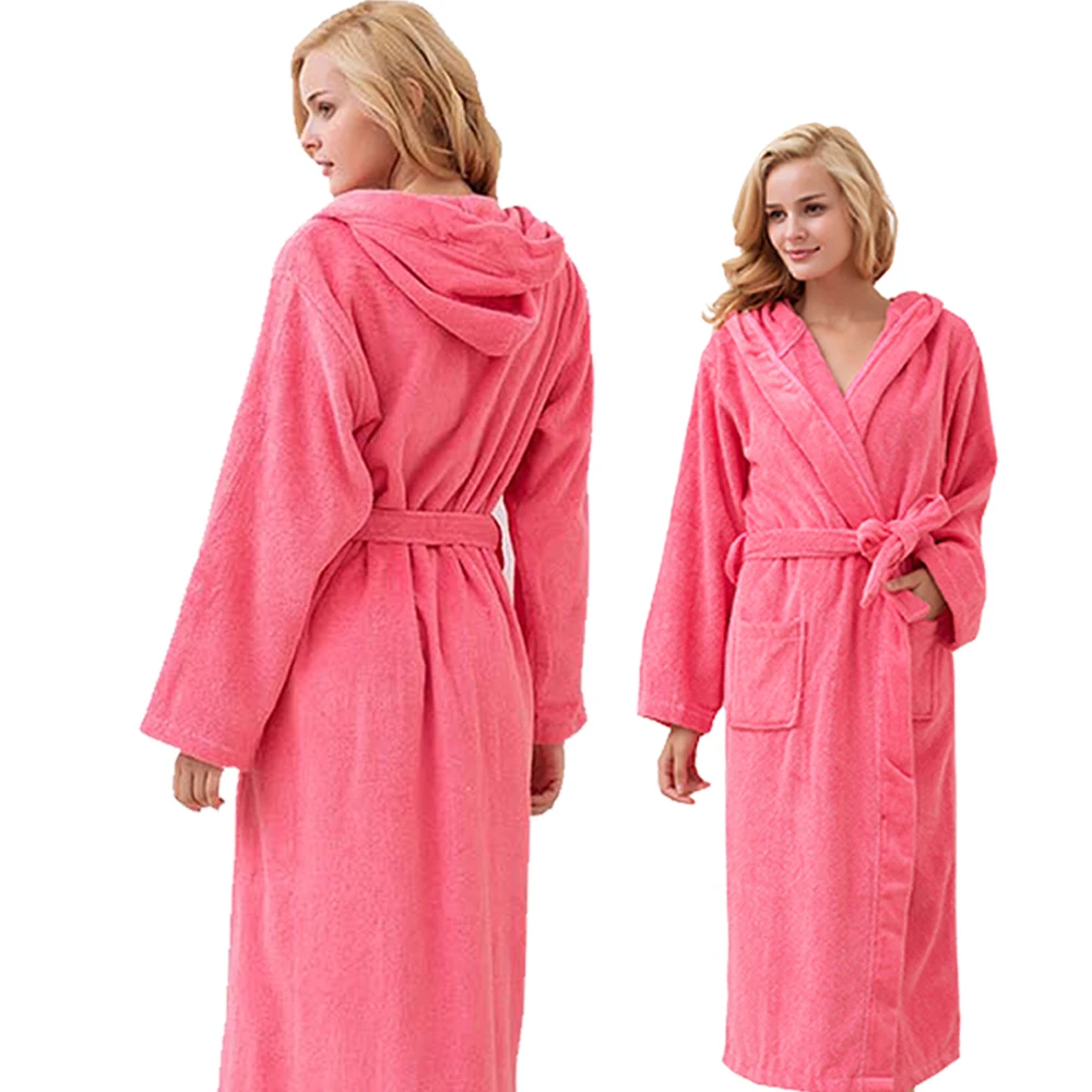 Product Features Josie Natori is famous for her beautiful women's sleepwear and robes. In fact, Natori makes beautiful matching nightgown and robe sets as does Oscar de la Renta. Hanro cotton robes are classic and glamorous, coming in long and shorter versions.
