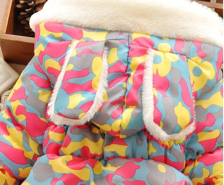 Осенне-зимняя толстовка с цветами для маленьких девочек куртки для новорожденных плюс бархатные теплые хлопковые пальто Верхняя одежда для девочек с шарфом