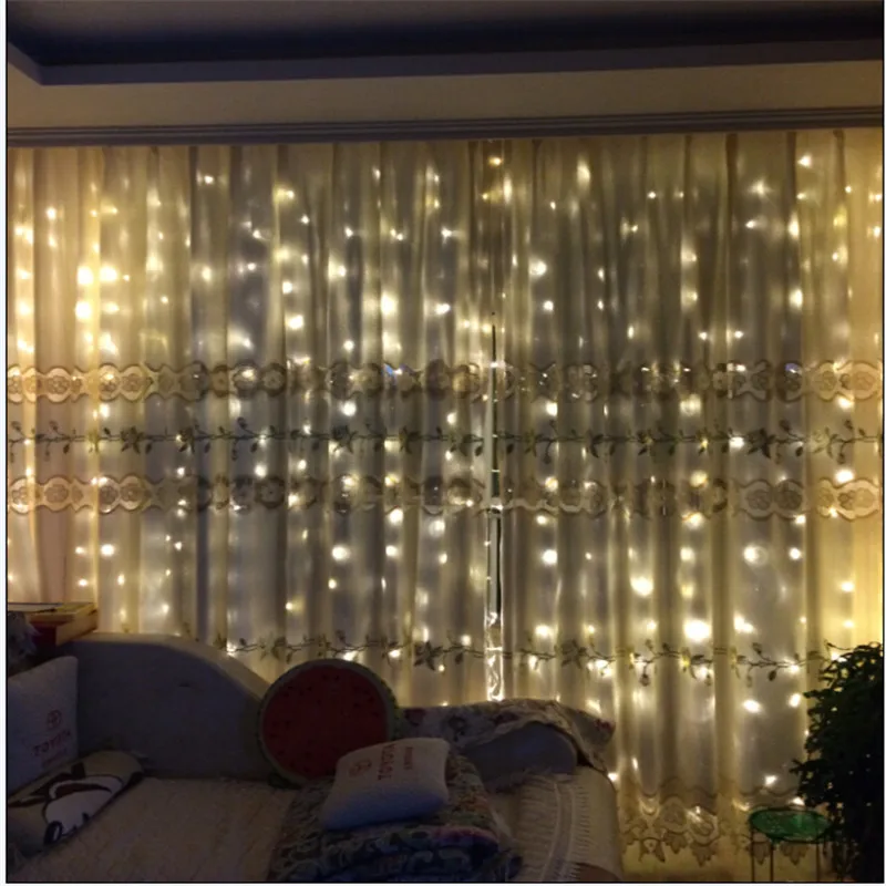 Повесить гирлянду штору на карниз. Как вешать шторную гирлянду. Украшение зала гирляндами. Как вешать шторную гирлянду. Гирлянда штора 1.