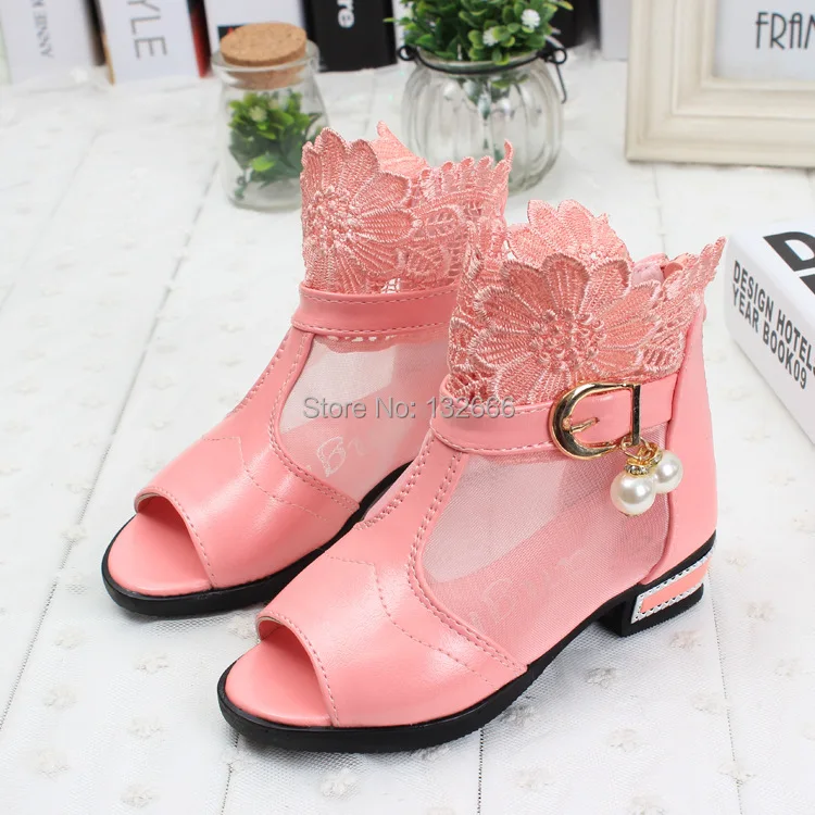 sandália de criança de 6 anos