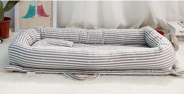 Для мам и малышей с Портативный новорожденных биомимикрия Многофункциональный Emperorship Solidder детская складная дорожная кровать с бампером матрас для кроватки - Цвет: gray strip