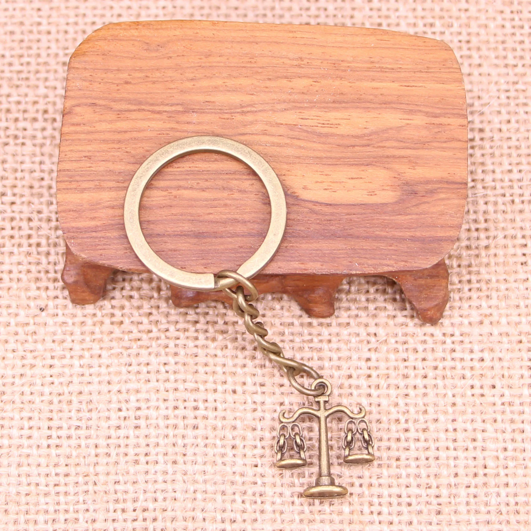 

20pcs New Fashion Keychain 22x17mm libra scales of justice Pendants DIY Men Jewelry Car Key Chain Ring Holder Souvenir For Gift