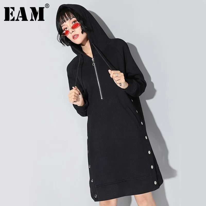 

[EAM] 2019 New Autumn Winter Hooded Long Sleeve Black Loose Side Vent Button Zipper Drawstring Dress Women Fashion Tide JL229