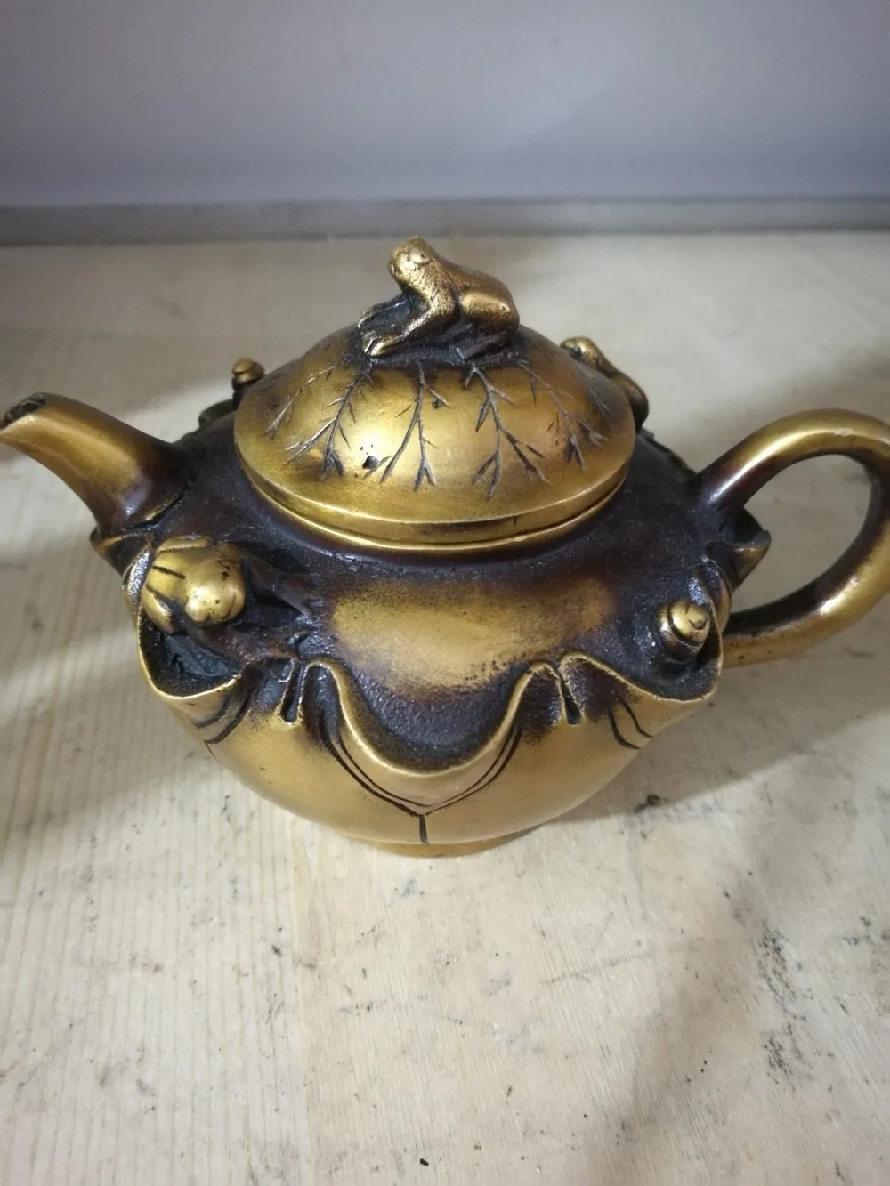 

Ancient bronze ornaments pure Bronze Frog statue flagon