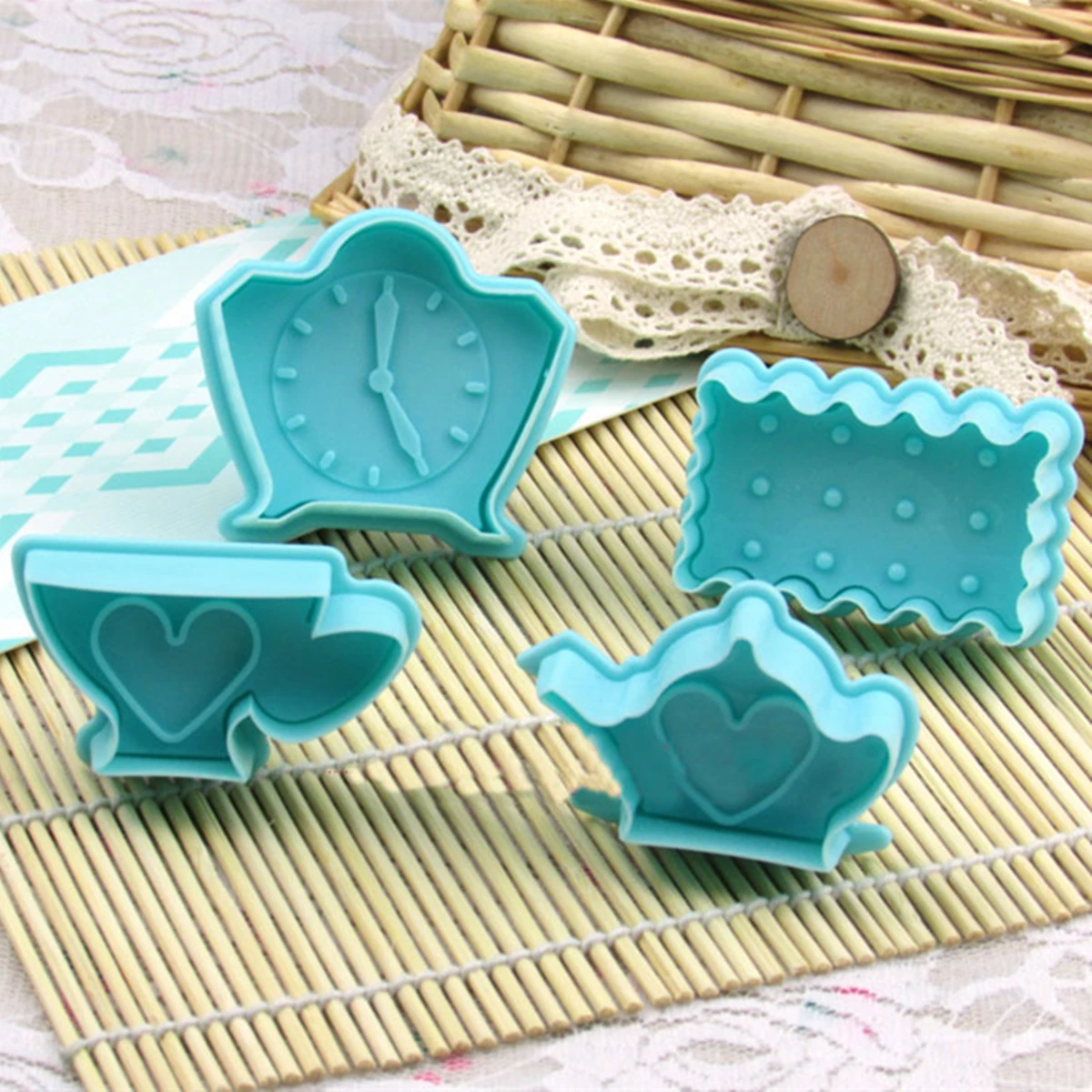 

Plastic Cookies Cutter Mold 4Pcs/Set Hearts Clock Shape Biscuit Fondant Cutter Plunger Stamps Cake Decorating Tools Kitchen