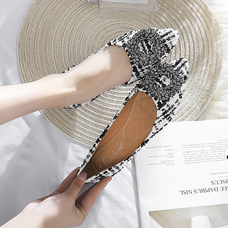 

Pointed single shoes female 2019 spring new Korean rhinestone flat shoes shallow mouth soft bottom shoes wild large size women's