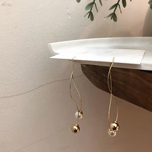 AOMU, новинка, хит, Модный корейский дизайн, Золотой металлический шар, волнистые жемчужные длинные висячие серьги с кисточками для женщин, вечерние ювелирные изделия