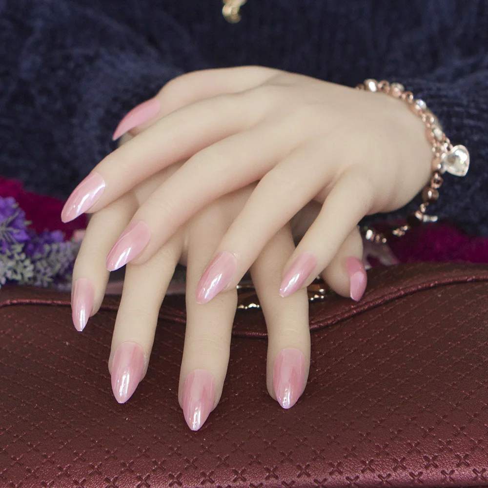 красивые нарощенные ногти. наращивание ногтей. нюдовый френч миндаль. повседневный маникюр. маленькие нарощенные ногти.