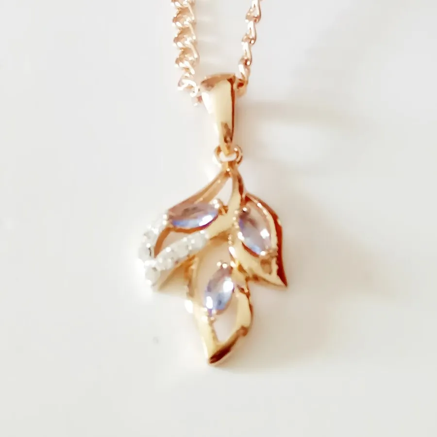 

Office Pendants Women Pendant New Fashion Women Jewelry Trendy Leaf Shape Women Pendants Gold Color Jewelry