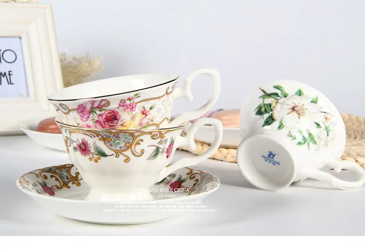 Европейский керамический цветочный чашка с блюдцем полноценно костяного фарфора tumblerful Британский костюм Red Cup рекламных праздник друг подарки