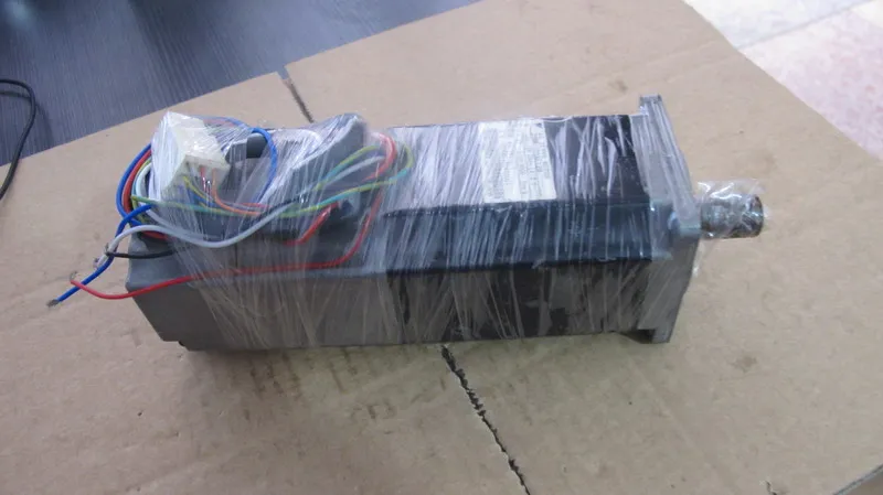 

Used servomotor SGML-04AF12B Almost new warranty for three months