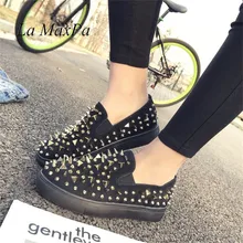 Женская обувь на плоской подошве; повседневная обувь на плоской подошве с шипами; Роскошные брендовые Мокасины с заклепками; обувь унисекс; слипоны с шипами; большие размеры 41, 42, 43