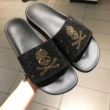 Лидер продаж; летние мужские тапочки; повседневные уютные шлепанцы со стразами; стильные мужские шлепанцы для ванной; кожаные шлепанцы на плоской подошве для отдыха; мужская обувь