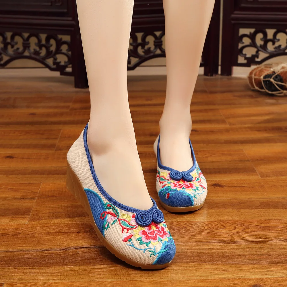 Catching Bright Peacock Embroidery Women Shoes Old Peking