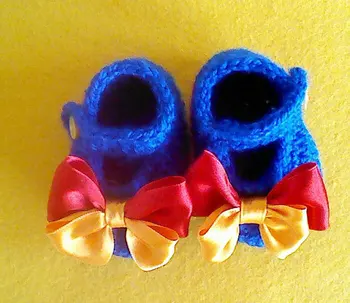

Baby snow white style slippers. crochet baby booties with blue with bows.