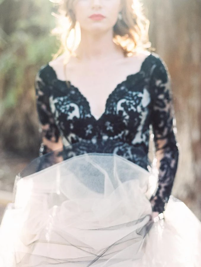 vintage-2016-latest-black-lace-and-white-tulle-wedding-dresses-sexy-v-neck-backless-illusion-long-sleeves-othic-bridal-gowns-en6176