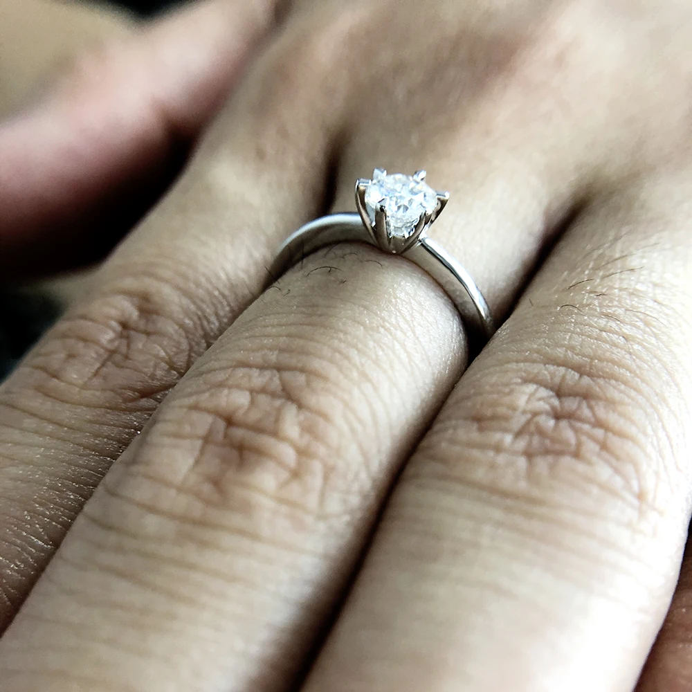 Skup AEAW 0.5ct 5mm okrągły Cut EF VVS1 Moissanite pierścień 925 srebrny pierścień diamentowy Test przeszedł moda żeton z motywem miłosnym moda prezent dla dziewczyny