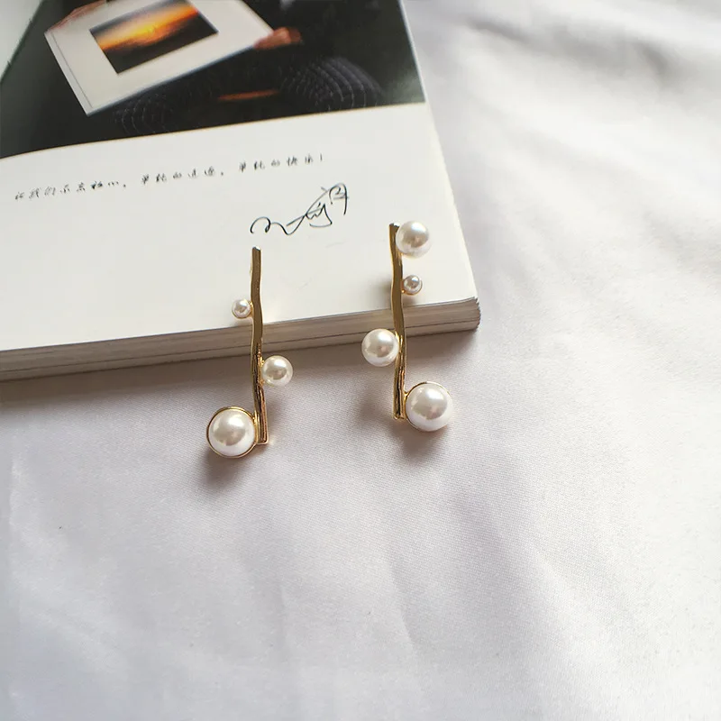 

Resin tassel Resin Stud Earrings Wild pearl Style Ladies Fashion exaggeration Temperament Geometric Simple New Earrings