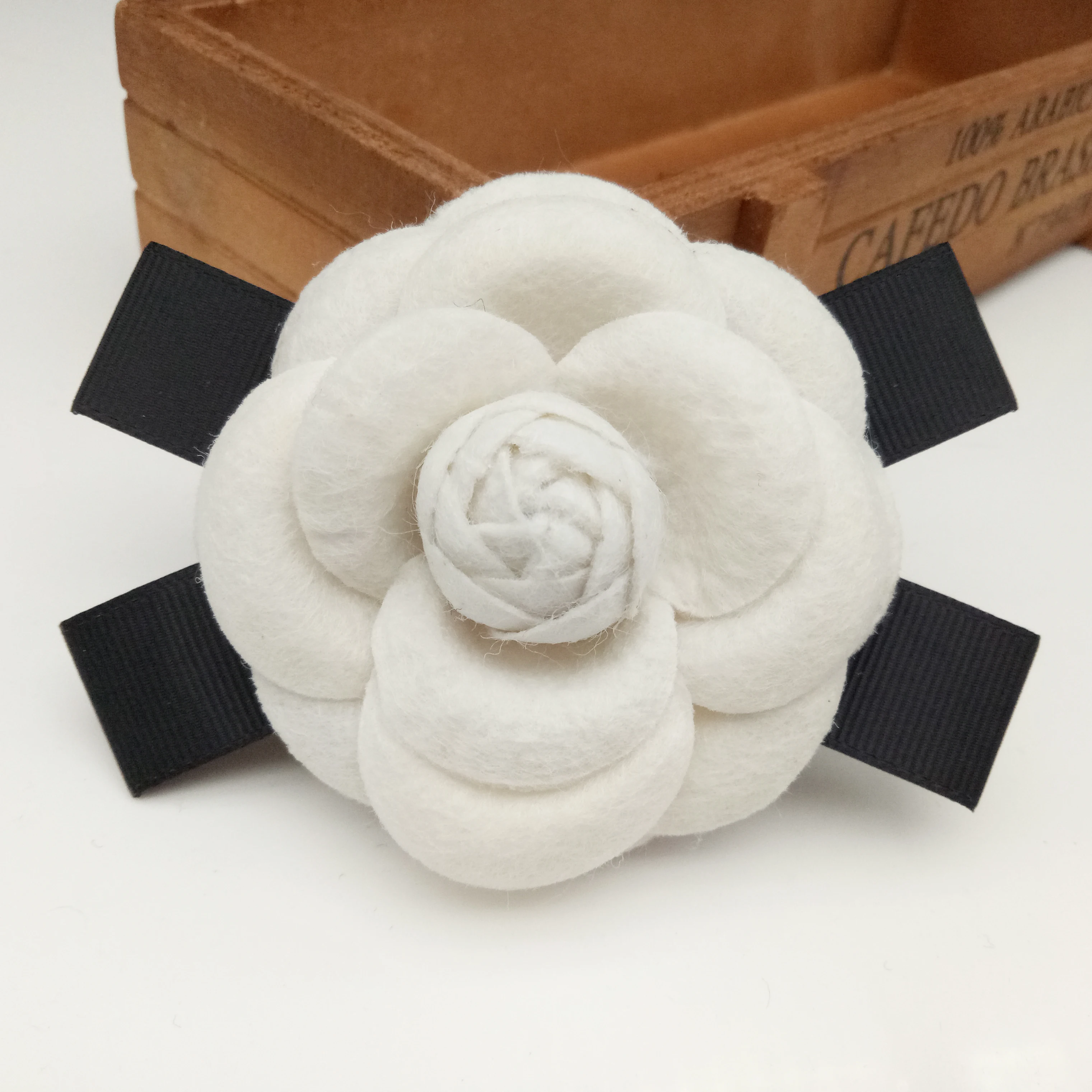 Fashion Female Fabric Camellia Flower Brooch for Wedding Big Handmade Bow Black White Cloth Brooches for Women Costume Jewelry
