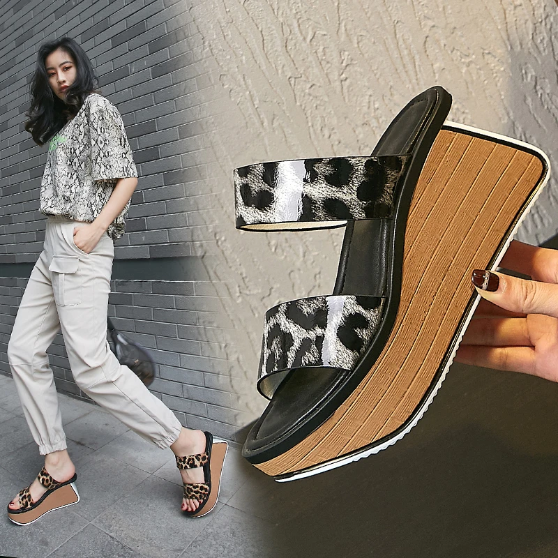 

Hot women's slippers 2019 fashion 22-24.5 cm length Fashion personality personality sexy Summer exposed toe Leopard wedge shoes