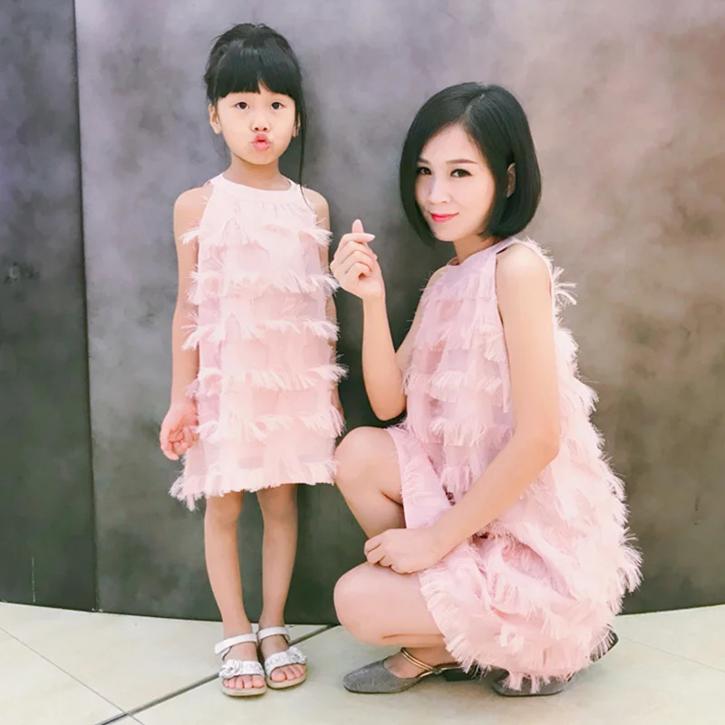 

Mommy Baby Mother Daughter Wedding Clothes Feather Dress Mom and Daughter Dress Princess Off Shoulder Dress for Family Clothing
