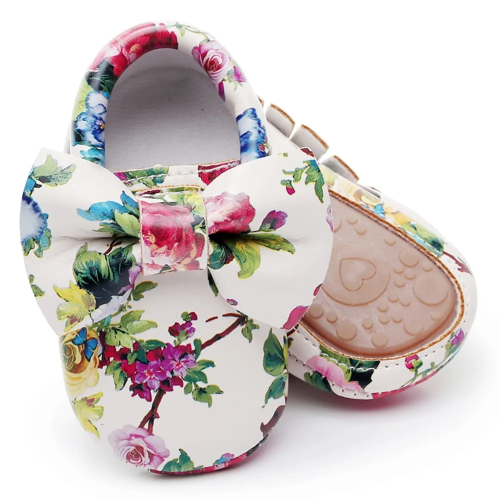 Лидер продаж; мокасины для малышей с твердой подошвой и бантом; обувь из искусственной кожи для маленьких девочек; модная прогулочная обувь для младенцев