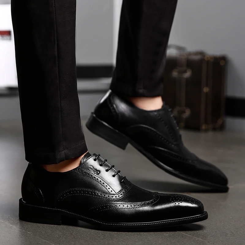 Классический стиль; коровья кожа; элегантная обувь с перфорацией типа «броги»; Мужская дышащая обувь на шнуровке с острым носком; высокое качество; размеры 39-46