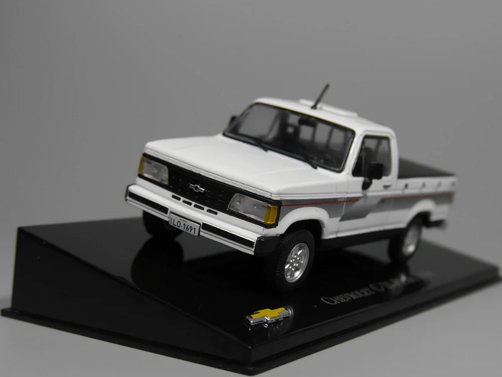 Авто ИНН-ixo 1:43 Chevrolet C-20 Picape 1994 литая под давлением модель автомобиля