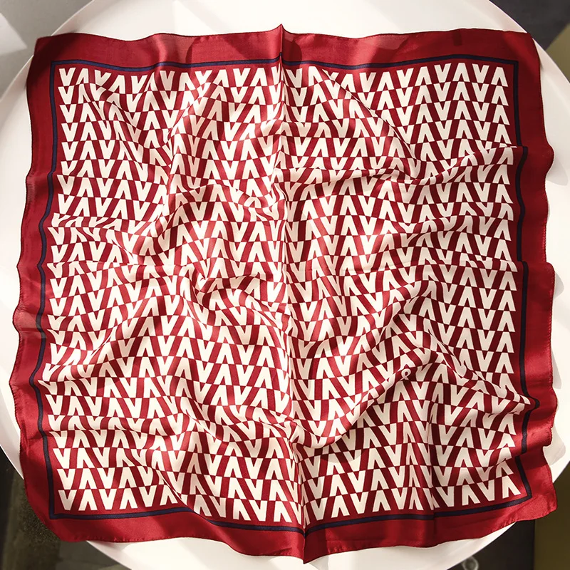 Стильный шарф 70*70 на весну и лето года с простым буквенным V чистым красным шарфом того же стиля