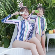 Бикини для мамы и дочки; коллекция года; одежда для купания для новорожденных девочек в полоску; семейный Купальник; Одинаковая одежда с длинными рукавами для всей семьи
