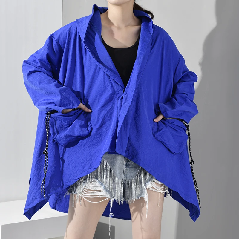 [EAM] новая осенне-зимняя ветровка с капюшоном и длинным рукавом синего цвета с большим карманом и неровным подолом большого размера модный Женский Тренч YG4910