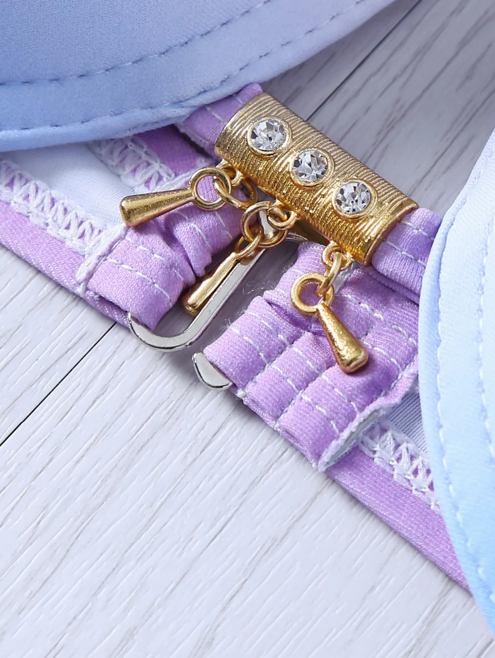 3889223786_409005566