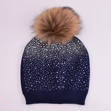 Knb020 Для женщин мягкая вязаная шапка реального енота Мех животных pom толстые Зимняя шерстяная одежда шапки Теплый горный хрусталь вязаная шапка Skullies