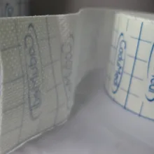 2 рулона 5 см* 10 м медицинский клей Нетканая лента Уход за туалетами сугические принадлежности Высокое качество перевязка на рану Анти-аллергия