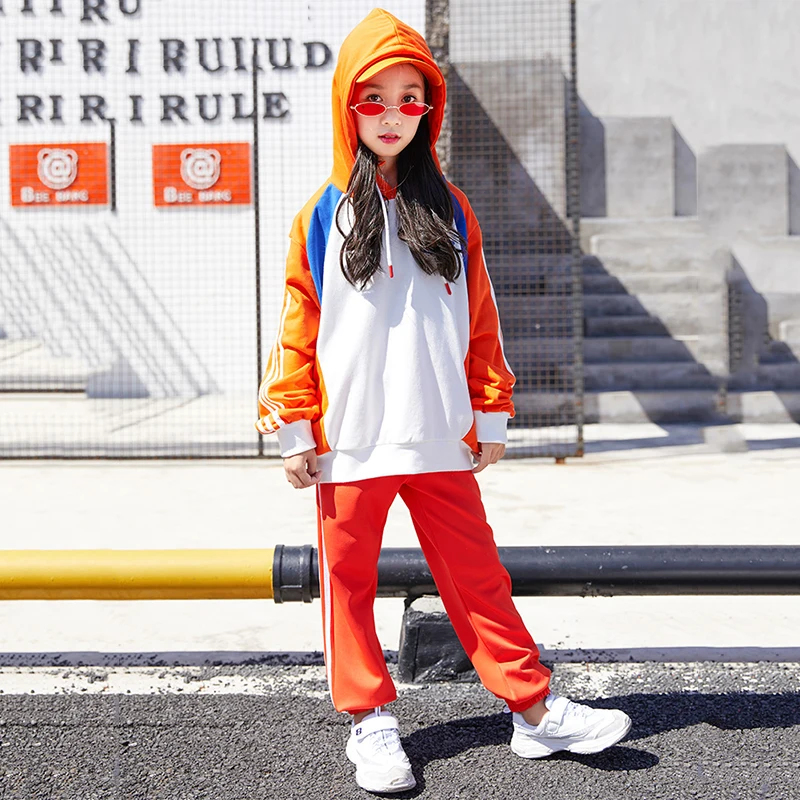 девочка в оранжевом костюме