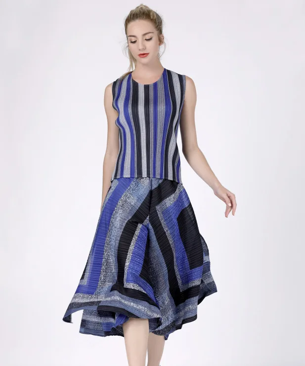 

2019 new folds big design sleeveless vest + loose wide leg pants folds fashion suit MIYAKE pleated set free shipping