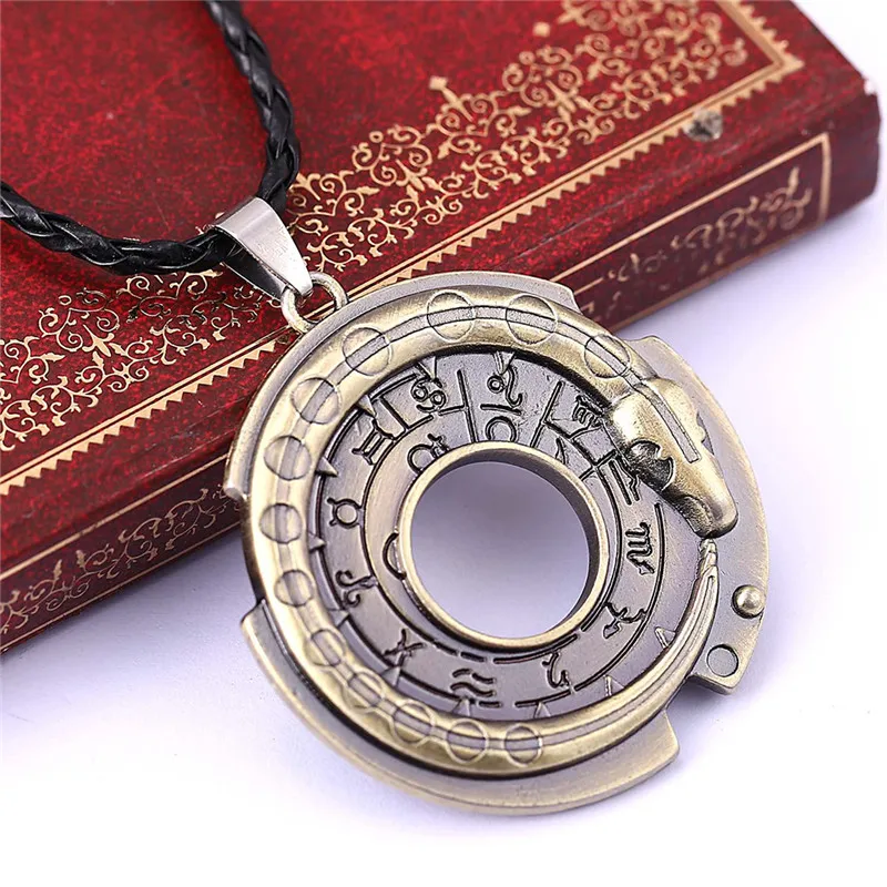 

Anime Snake Pendant Necklace Vintage Maxi Collier Chain Punk Tribal Symbols Amulet Leather Male Alloy Charms Men Women Jewelry
