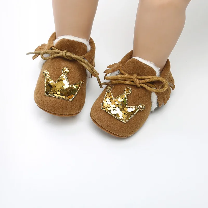 Зимняя обувь для новорожденных девочек с меховой короной; нескользящая обувь; обувь для малышей из искусственной замши; мокасины для первых шагов; Новинка - Цвет: B