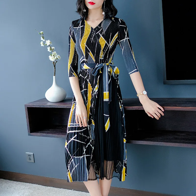 

LANMREM Seven-point Sleeve V-neck Print Side Stitching Mesh Pleated Dress Casual Fashion Loose Plus Women 2019 Autumn New TC821