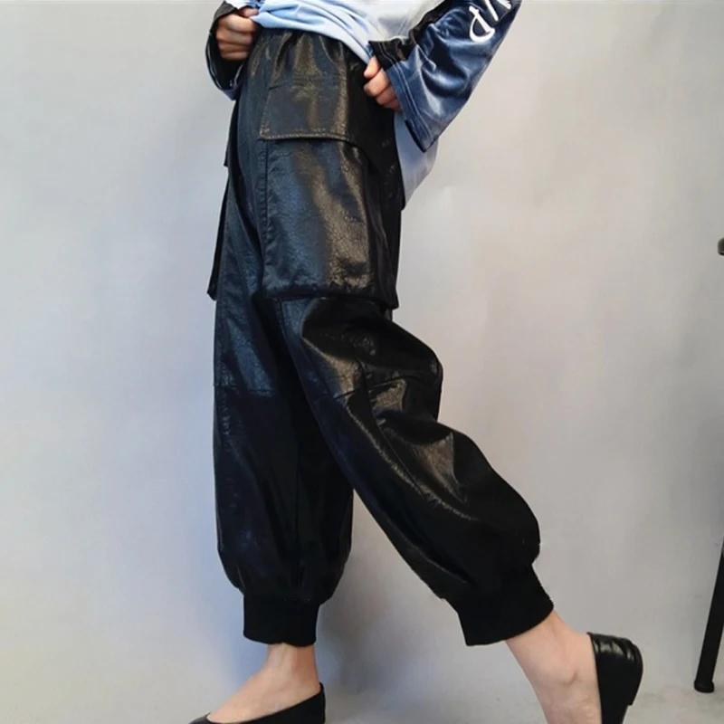 LANMREM новые модные весенние повседневные Черные Брюки из искусственной кожи с эластичным поясом и двойными карманами женские штаны-шаровары длиной до щиколотки YF782