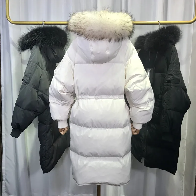 TopFurMall) Европейской зимы Для женщин парки вниз пальто мех енота капюшоном Леди Длинные Верхняя одежда; пальто 4XL LF5065